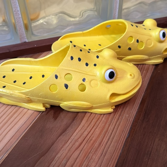 Fun, rubber, frog slip on slides. - Picture 2 of 4